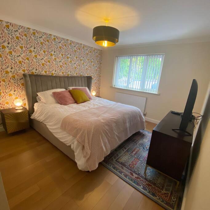 Luxury 4-5 Bed Home With Games Room And Balcony Newtown  Ngoại thất bức ảnh