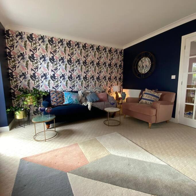 Luxury 4-5 Bed Home With Games Room And Balcony Newtown  Ngoại thất bức ảnh