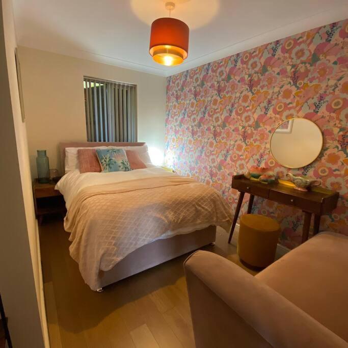Luxury 4-5 Bed Home With Games Room And Balcony Newtown  Ngoại thất bức ảnh
