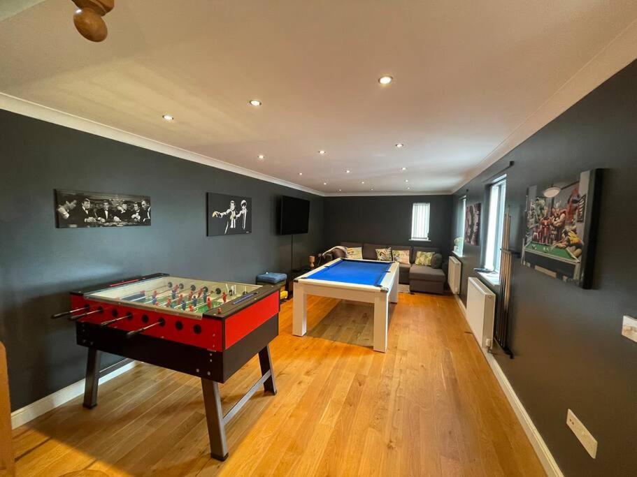 Luxury 4-5 Bed Home With Games Room And Balcony Newtown  Ngoại thất bức ảnh
