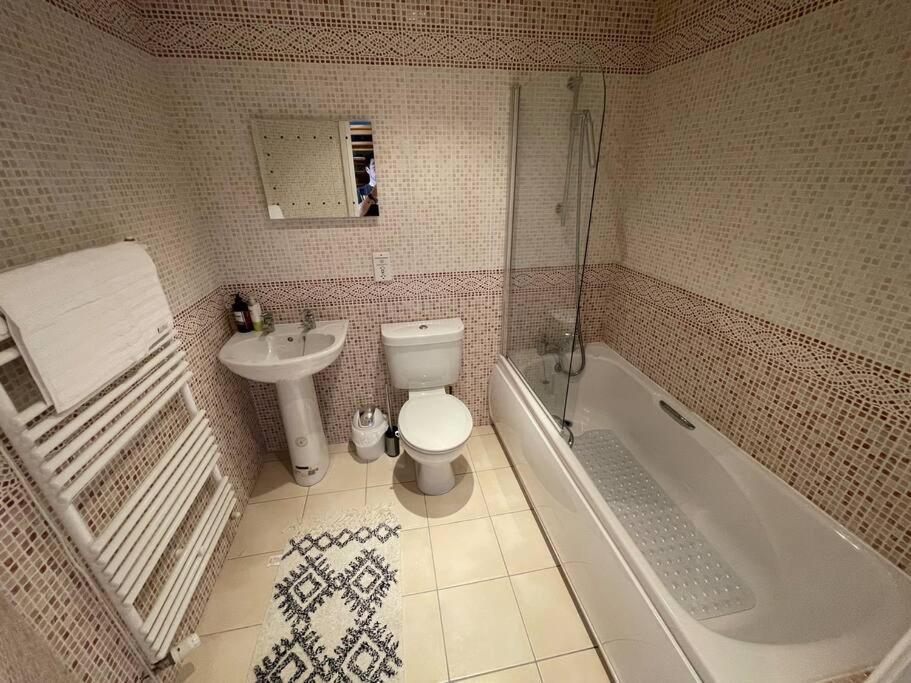 Luxury 4-5 Bed Home With Games Room And Balcony Newtown  Ngoại thất bức ảnh