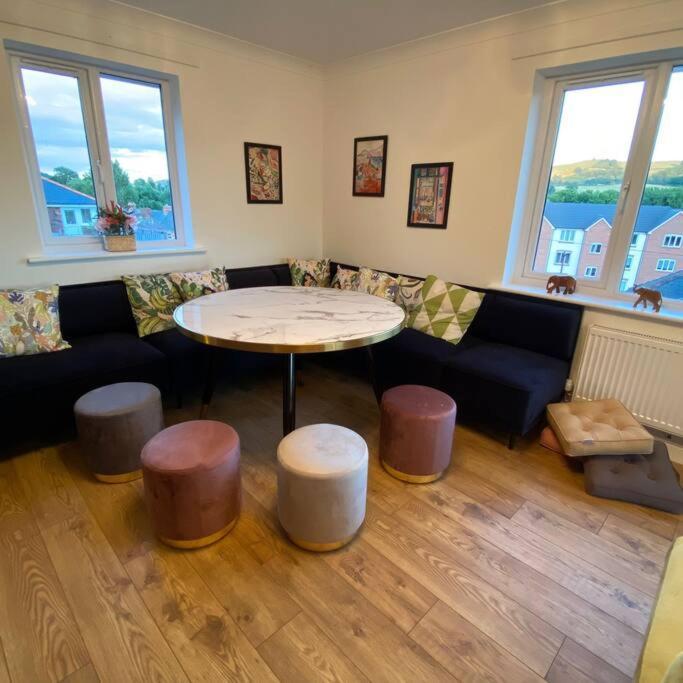 Luxury 4-5 Bed Home With Games Room And Balcony Newtown  Ngoại thất bức ảnh